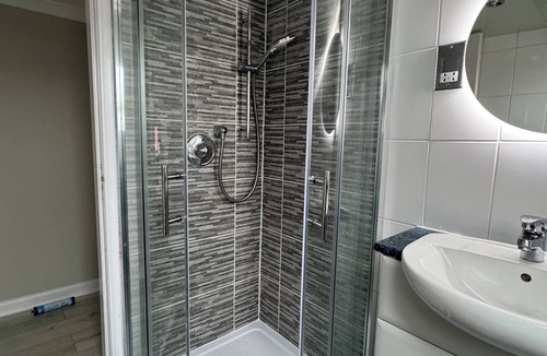 Bathgate Cottage | Newly Renovated Room With Private Bathroom - Sleeps 3 - 2 Beds