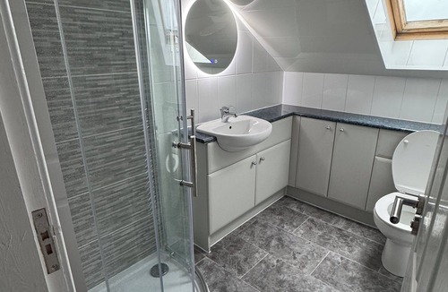 Bathgate Cottage | Newly Renovated Room With Private Bathroom - Sleeps 3 - 2 Beds