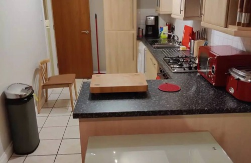 Old Town Apartment | Next to the Palace and Royal Mile with parking