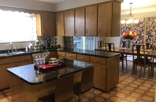 Welland Apartment | Niagara Executive Luxury - HUGE, Warm, Cozy and Clean 3 Bed, 1 Bath SuiteStay(1)