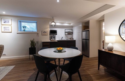 St. Catharines House | Niagara Getaway for up to 4 with Breakfast!