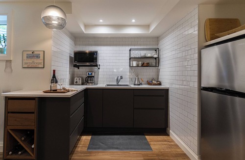St. Catharines House | Niagara Getaway for up to 4 with Breakfast!