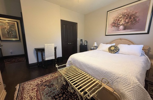 Fort Erie Bed & Breakfast | Niagara River Idyll Luxurious Queen with own bathroom