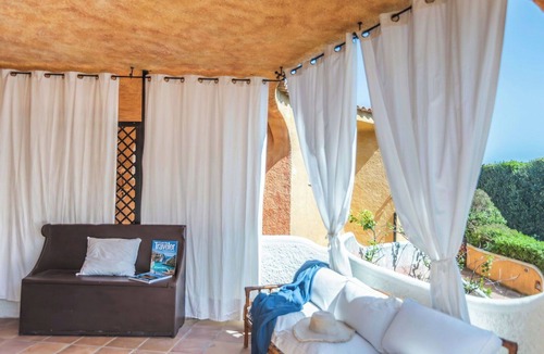 Punta Sardegna Apartment | Nice apartment for 5 guests with WIFI, A/C, TV, patio and pets allowed