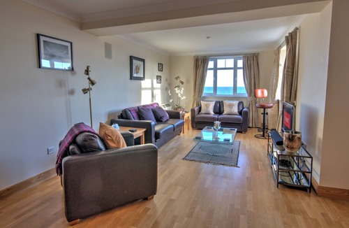 Brora Apartment | No. 10 The Links - sleeps 4 guests in 2 bedrooms