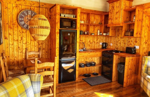 Enniskillen Cottage | NO 4, pet friendly, with hot tub in Belleek