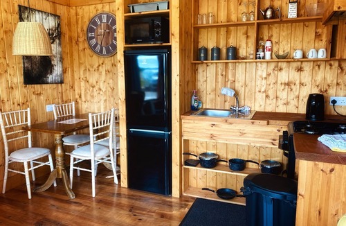 Enniskillen Cottage | NO. 7, pet friendly, with hot tub in Belleek