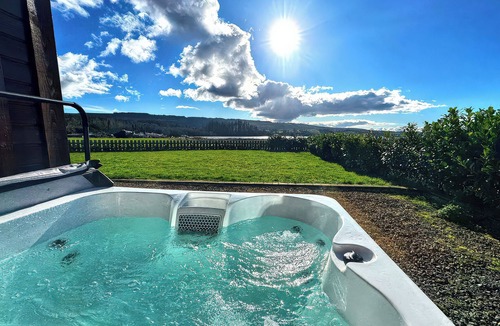Enniskillen Cottage | NO. 7, pet friendly, with hot tub in Belleek