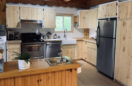 Iron Bridge Cottage | Northern Haven on a Crystal-Clear Lake. Ideal for family-style gatherings