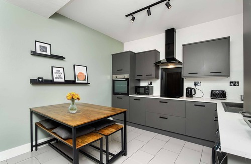 Uphall Apartment | NR Edinburgh Airport & City Modern Home-Parking