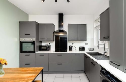 Uphall Apartment | NR Edinburgh Airport & City Modern Home-Parking