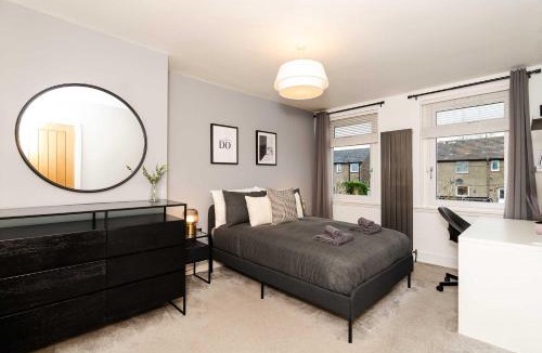 Uphall Apartment | NR Edinburgh Airport & City Modern Home-Parking