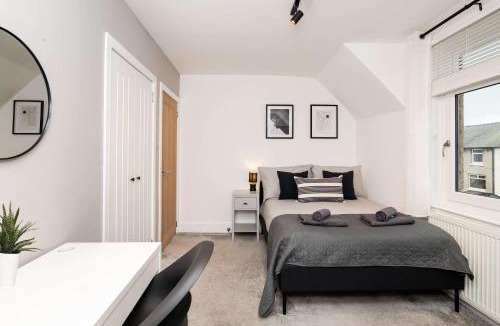 Uphall Apartment | NR Edinburgh Airport & City Modern Home-Parking
