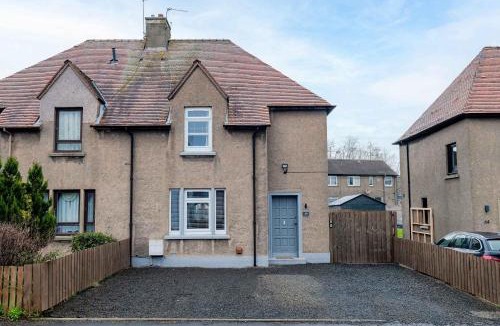 Uphall Apartment | NR Edinburgh Airport & City Modern Home-Parking