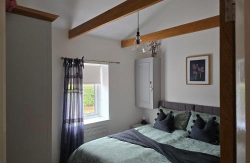 Harrietsham House | Oak Cottage with private log fired hot tub