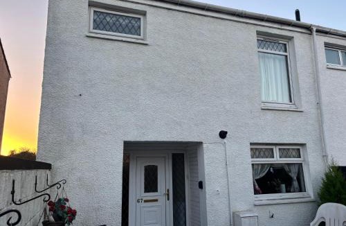 Cumbernauld House | OakHouse- Entire 3 Bedroom Terrace House with Free Parking