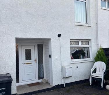 Cumbernauld House | OakHouse- Entire 3 Bedroom Terrace House with Free Parking