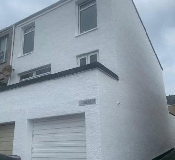 Cumbernauld House | OakHouse- Entire 3 Bedroom Terrace House with Free Parking