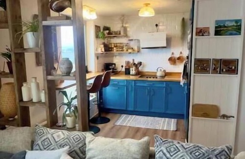 Newhaven Condo | Ocean view flat with cozy vibes