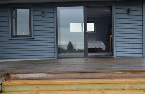 Hokitika Apartment | Ocean Views and Sunsets, a Spacious Studio Apartment