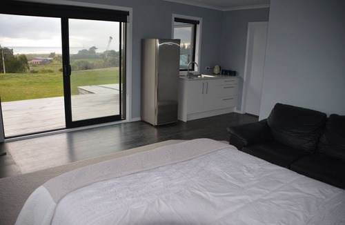 Hokitika Apartment | Ocean Views and Sunsets, a Spacious Studio Apartment