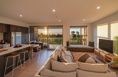 Tahunanui Apartment | Oceanview Beach Apartment with Spa Pool & Swimming Pools