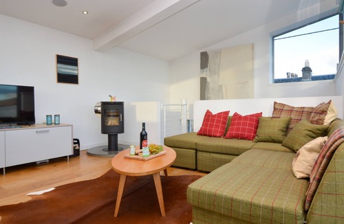 Tighnabruaich Cottage | Old Fire Station - sleeps 6 guests in 3 bedrooms