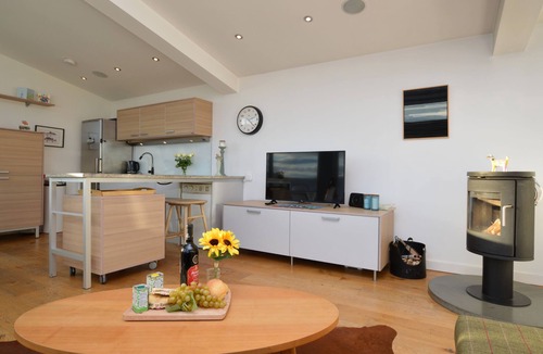 Tighnabruaich Cottage | Old Fire Station - sleeps 6 guests in 3 bedrooms