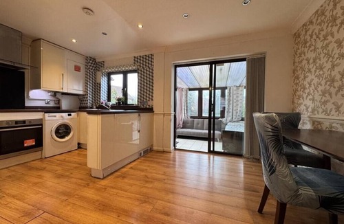 North Stifford House | Olive, 3 Bedroom House, Garden, Free Car Park.