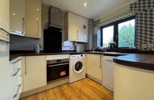 North Stifford House | Olive, 3 Bedroom House, Garden, Free Car Park.