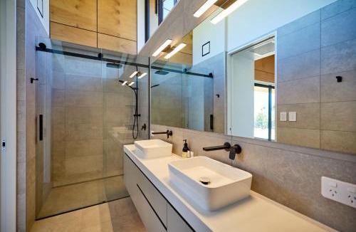Kaikoura House | On The Edge, Luxury - KK43111