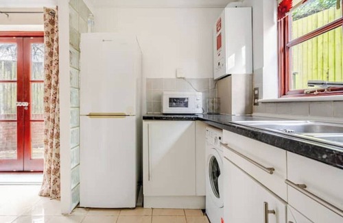 West Hendon House | One bed house 15 mins to Wembley stadium & central London free park WiFi