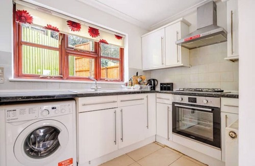 West Hendon House | One bed house 15 mins to Wembley stadium & central London free park WiFi