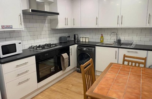 Green Street East Hotel | OYO Dorset House At Upton Park