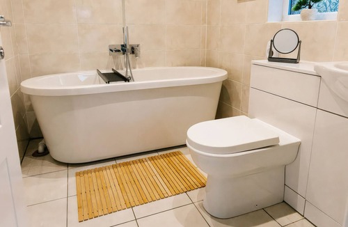 Broughton Cottage | PADDINGTON LODGE, with hot tub in Brigg