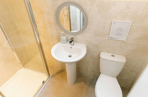 Broughton Cottage | PADDINGTON LODGE, with hot tub in Brigg