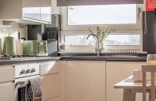 Motherwell Apartment | Park View - 2 bed flat with parking in Motherwell