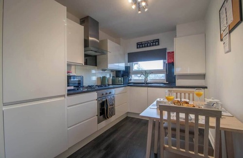 Motherwell Apartment | Park View - 2 bed flat with parking in Motherwell