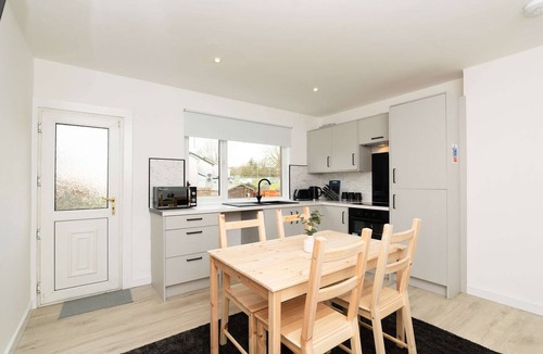 Dennyloanhead Apartment | Parking - Wi-Fi -Near Falkirk & Stirling -Sleeps 6
