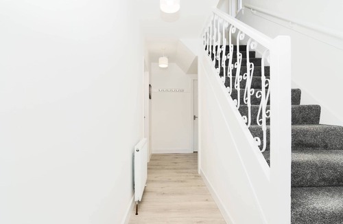 Dennyloanhead Apartment | Parking - Wi-Fi -Near Falkirk & Stirling -Sleeps 6