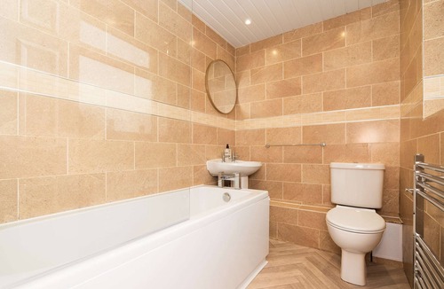 Dennyloanhead Apartment | Parking - Wi-Fi -Near Falkirk & Stirling -Sleeps 6