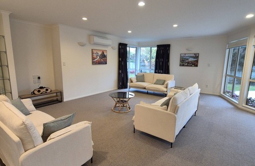 Blenheim House | Parkside Haven Retreat - ideally positioned just 2 minutes from the CBD