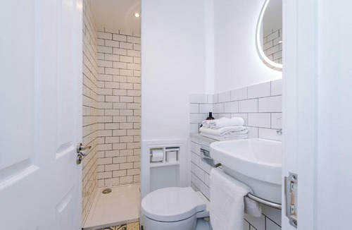 Hull Old Town Apartment | Parliament St Apt 2 - Central Hull - Sleeps 4