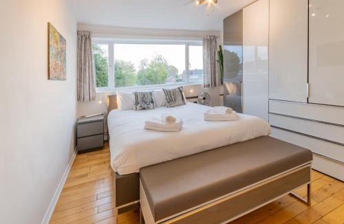 Chelmsford House | Pass the Keys 3-Bedroom Home in Chelmsford Sleeps 7