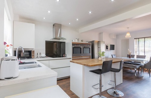 Basildon House | Pass the Keys | Comfortable home | Langdon Hills