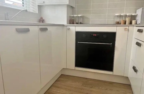Borehamwood House | Pass the Keys | Cosy One Bedroom House with Parking