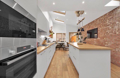 Cann Hall House | Pass the Keys | Family home w/beautiful renovated kitchen!