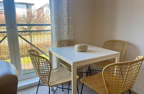 Renfrew Apartment | Pass the Keys Next to Braehead - Free Parking