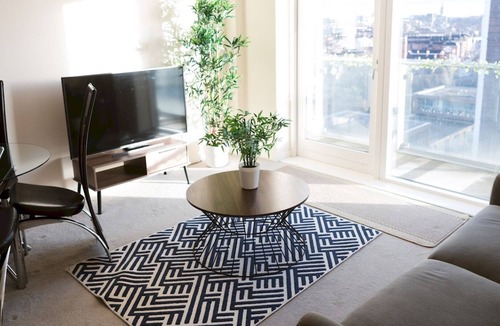 Partick Apartment | Pass the Keys | Nice 1-bedroom Glasgow Harbour City & River Views