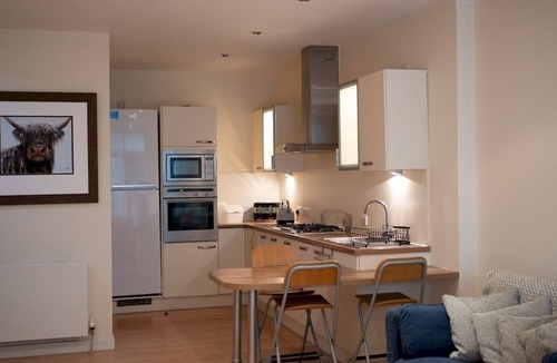 Partick Apartment | Pass the Keys | Spacious Family 2-bed GF Sleeps 6 with Parking